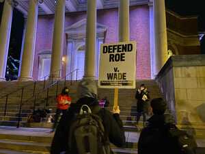 SU students and Syracuse community members joined outside of Hendricks Chapel to defend Roe v. Wade.